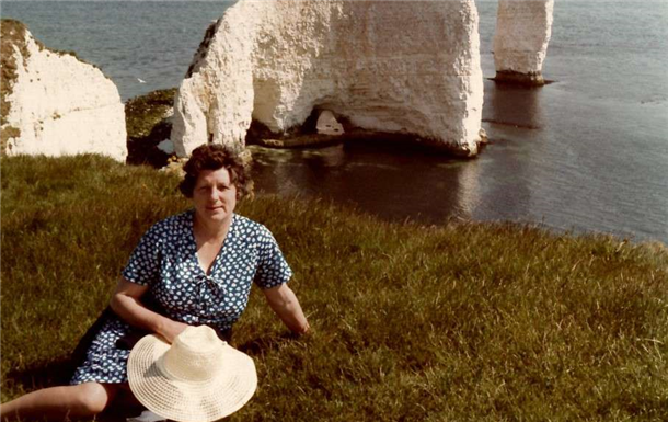 Joan  Niven